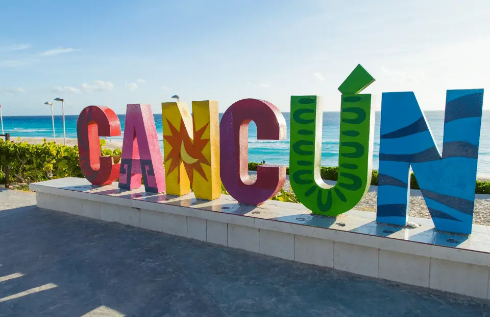 Spring break Cancun Mexico, the cancun sign in front of the ocean